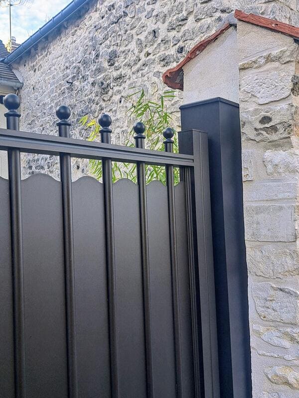 Détail embout alu portail quartz