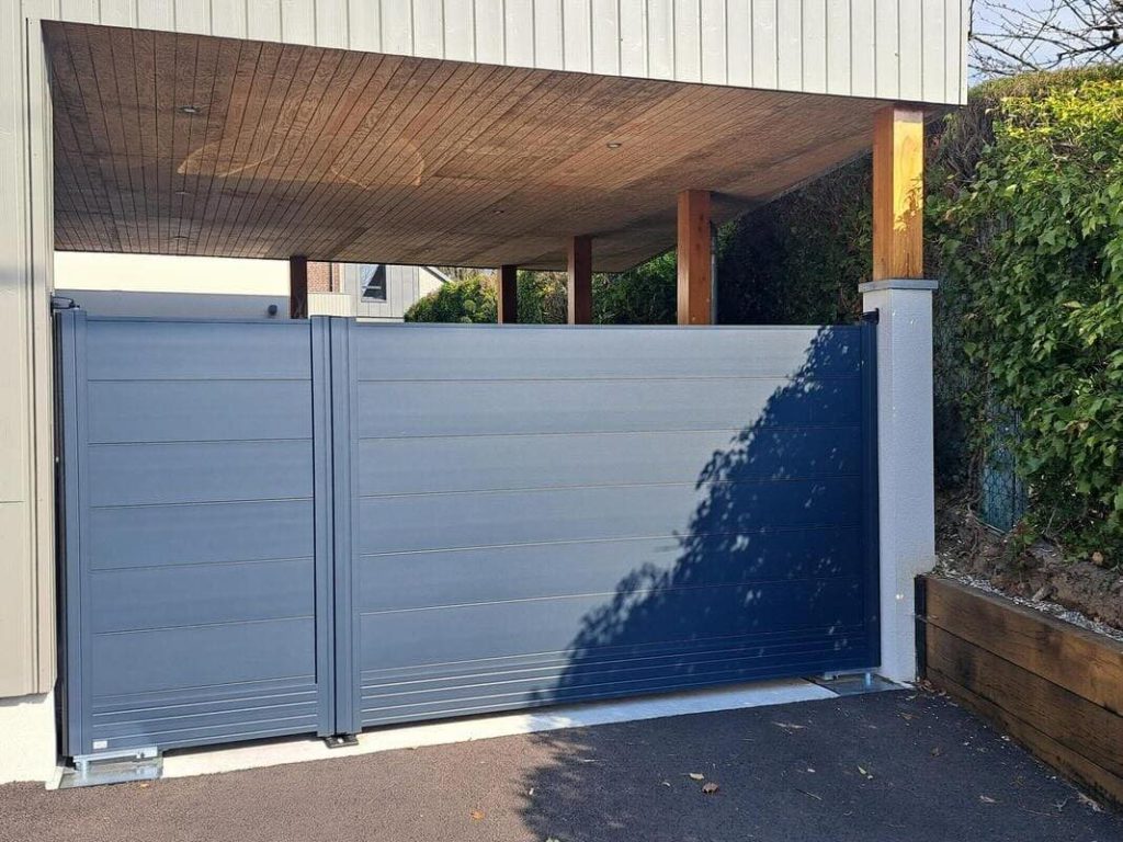 Portail aluminium moderne atome Saint Briac