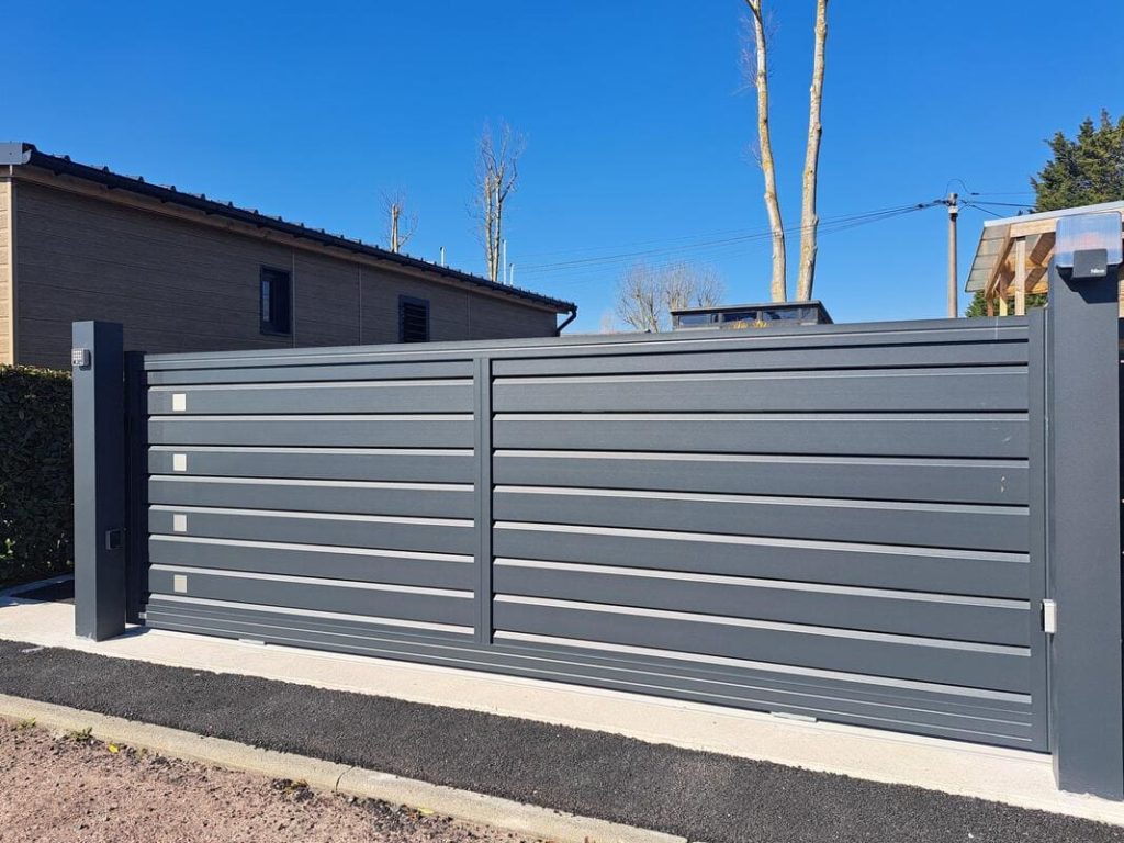 Portail électrique aluminium à Cancale