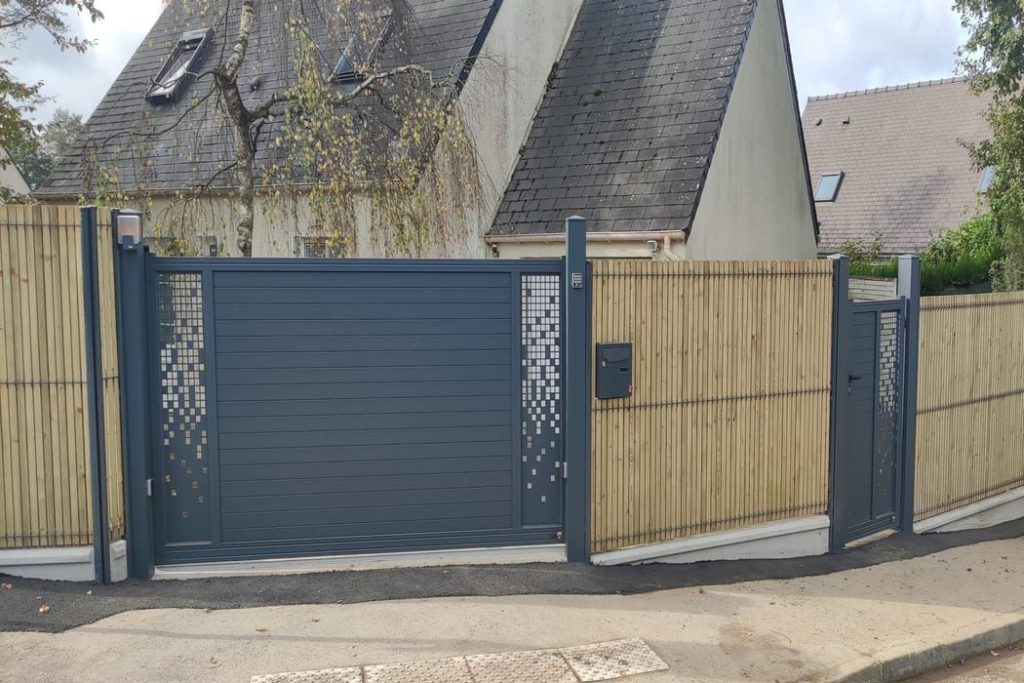 Portail moderne en alu combiné avec clôture bois à Cancale