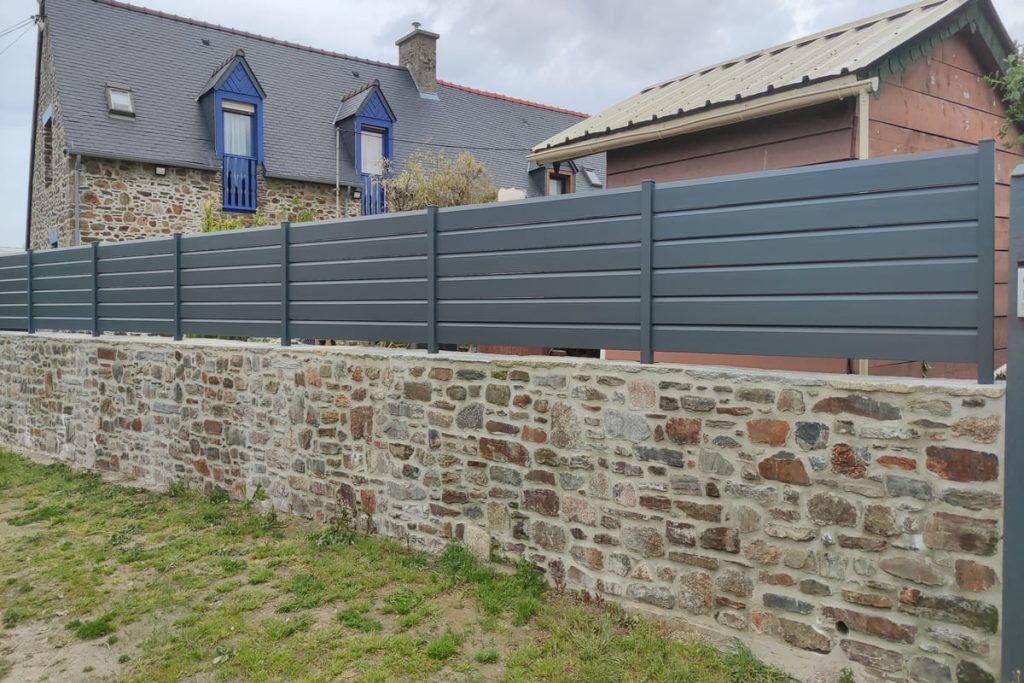 Clôture Aluminium sur muret de pierre à St Malo