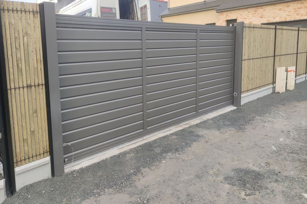 ensemble clôture bois et portail gris éléctrique en alu à Saint Jouan des guérets