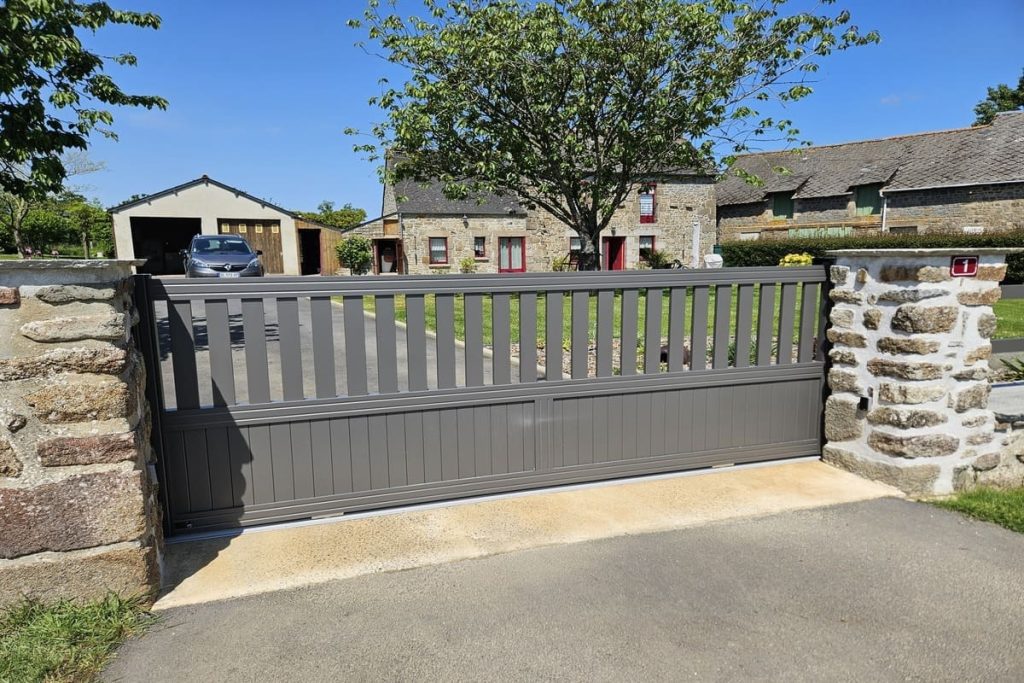 portail coulissant en aluminium devant longère à Saint Malo