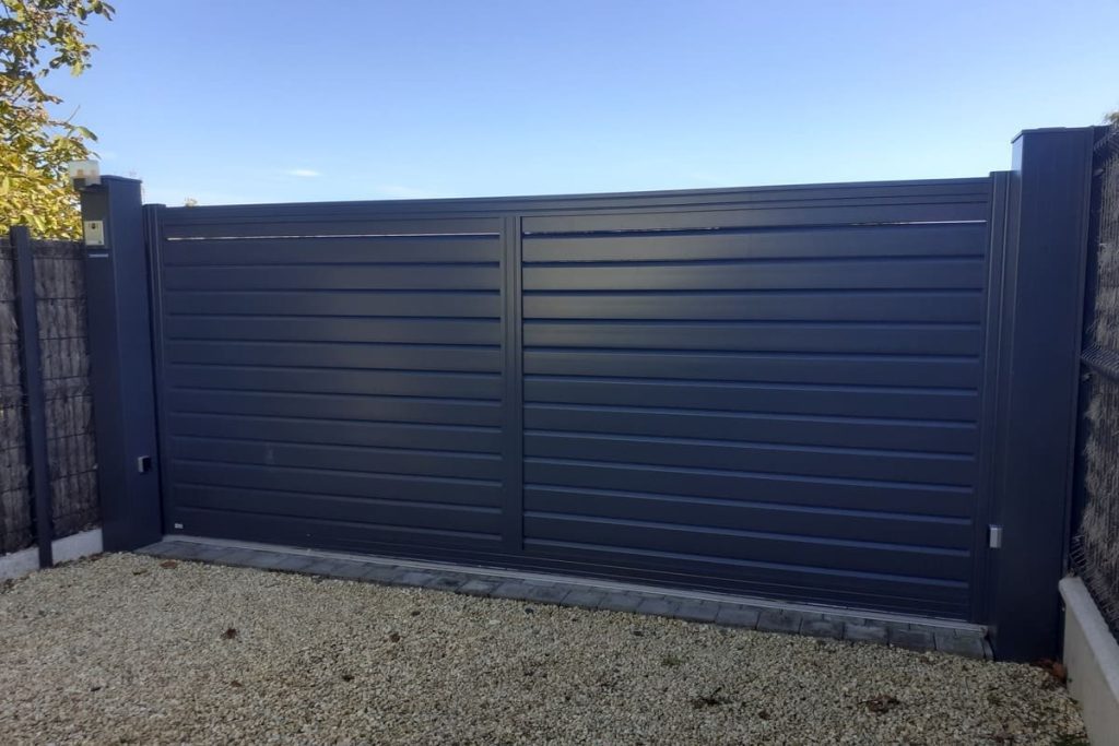 portail aluminium avec une clôture en grillage à Cancale