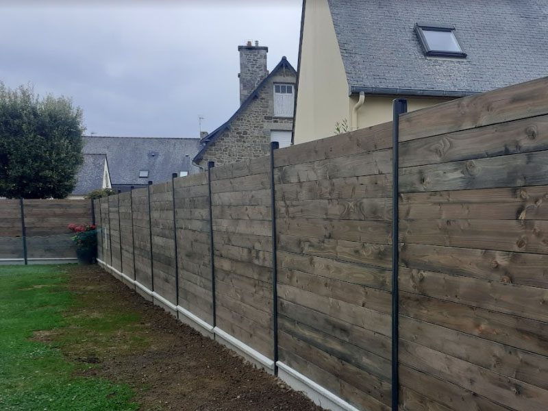 palissade en clin douglas avec poteaux aluminium anthracite et plaque de soubassement
