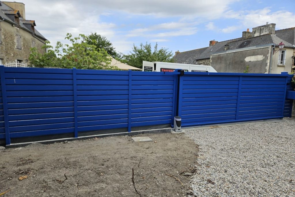 portail coulissant autoportant bleu