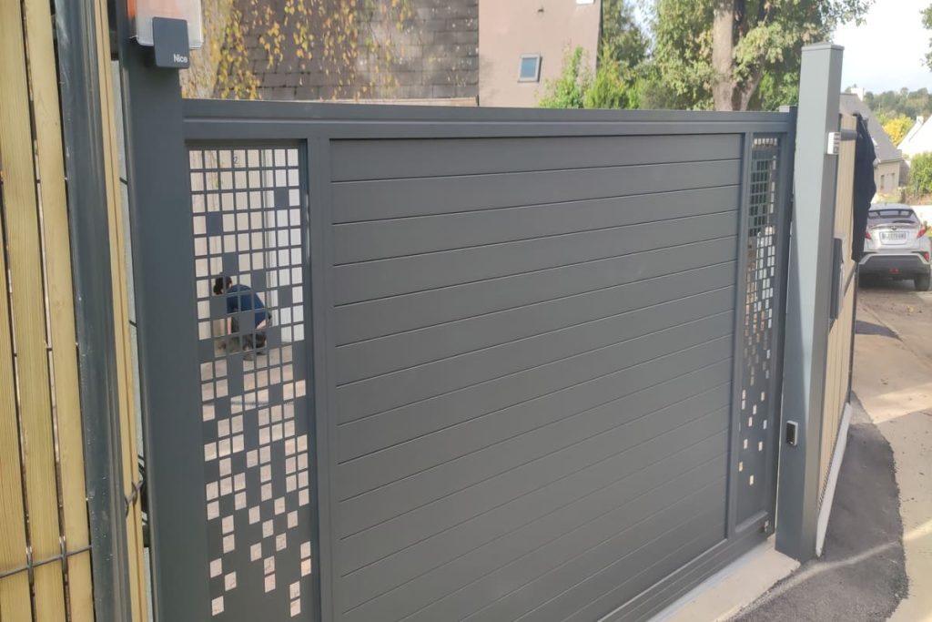 portail découpé avec motifs en aluminium au Vivier sur mer