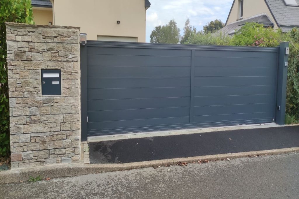 Portail motorisé gris en aluminium posé à Dinan