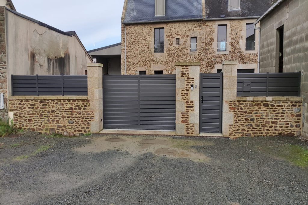 Ensemble portail en aluminium gris sur muret de pierre à Saint Briac