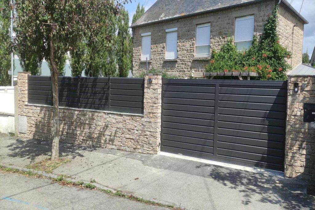 Portail et clôture en aluminium gris à Saint Malo