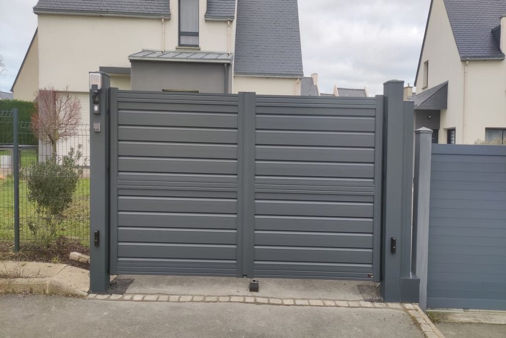 Portail électrique en pavillon à Cancale