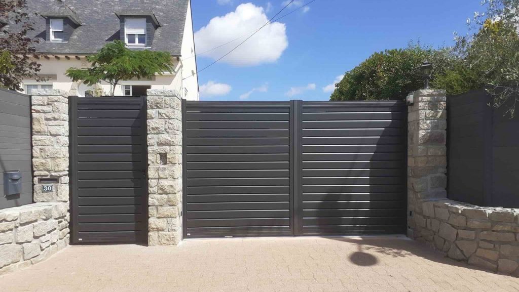 ensemble portail et portillon aluminium devant maison individuelle à Dinard
